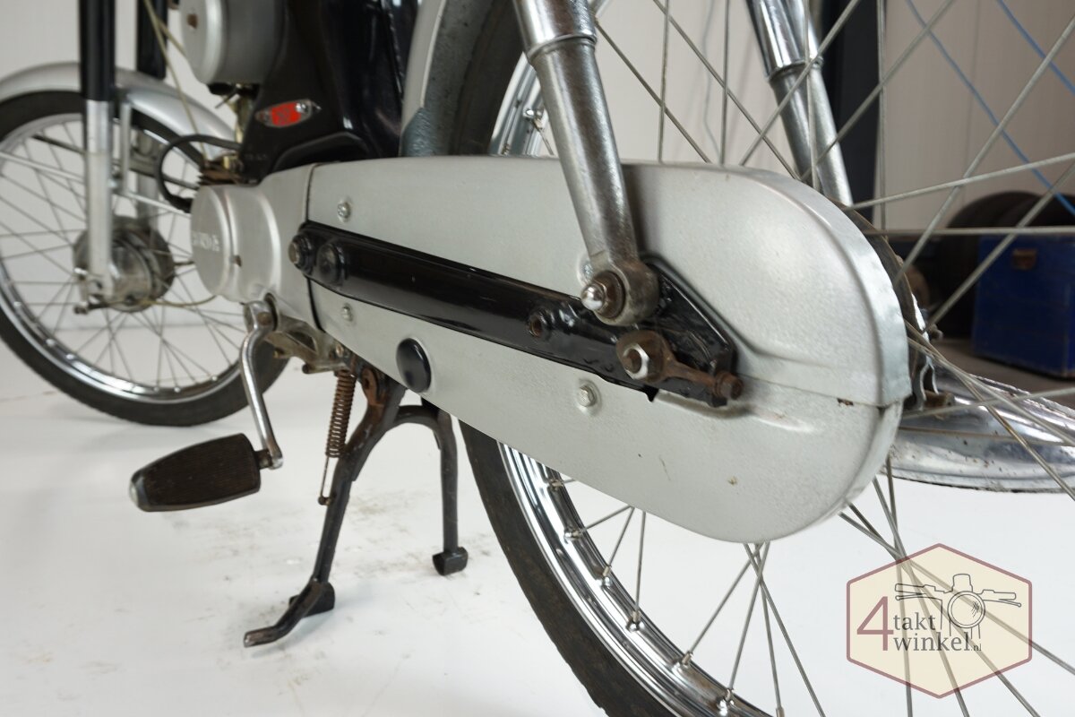Honda C320s, zwart