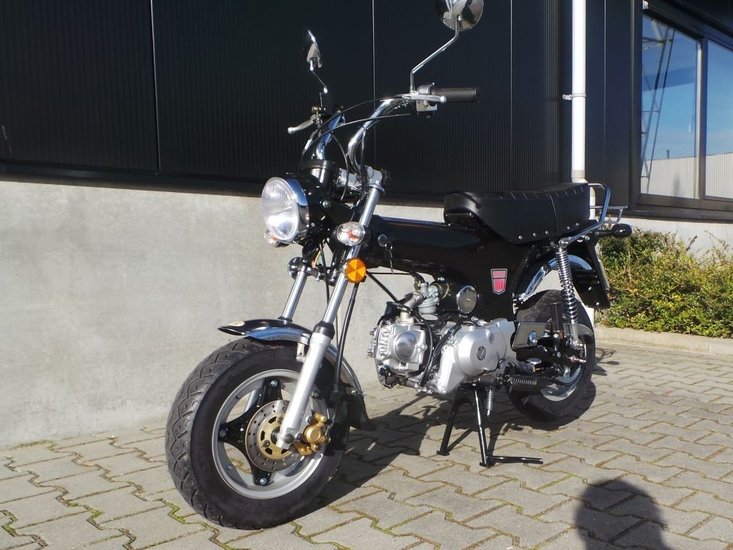 VERKOCHT Zhenhua DX 50 (Dax type), ZWART, 50cc bromfiets