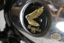 Honda C320s, zwart