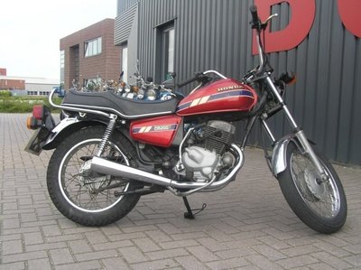 Honda CM200 candy rood, 24.082 mijl
