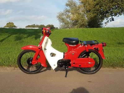 Honda C50 OT Japans (11-2015) Rood, 3321 km, gerestaureerd! met kenteken!