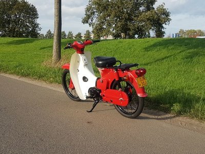 Honda C50 OT Japans (11-2015) Rood, 3321 km, gerestaureerd! met kenteken!