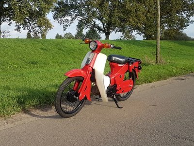 Honda C50 OT Japans (11-2015) Rood, 3321 km, gerestaureerd! met kenteken!