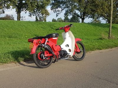 Honda C50 OT Japans (11-2015) Rood, 3321 km, gerestaureerd! met kenteken!