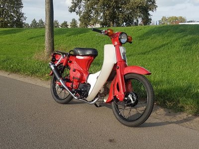 Honda C50 OT Japans (11-2015) Rood, 3321 km, gerestaureerd! met kenteken!