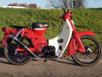 Honda C50 OT Japans (11-2015) Rood, 3321 km, gerestaureerd! met kenteken!