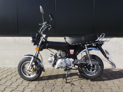 VERKOCHT Zhenhua DX 50 (Dax type), ZWART, 50cc bromfiets