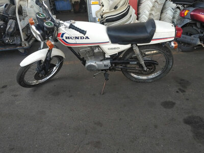 VERWACHT: Honda CB50JX, wit, 5921km