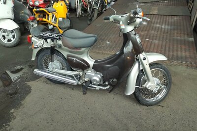 VERWACHT: Honda C50 Little Cub, Japans, Zilver, 6849 km