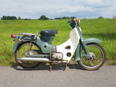 Honda C50 OT Japans (11-2015) Rood, 3321 km, gerestaureerd! met kenteken!