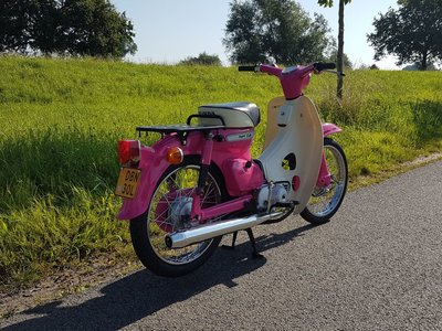 Honda C50 K1 Roze