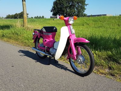 Honda C50 K1 Roze