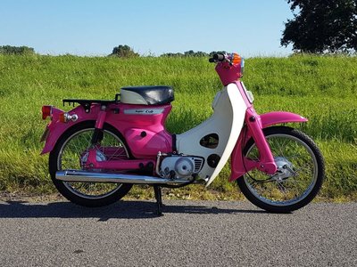 Honda C50 K1 Roze