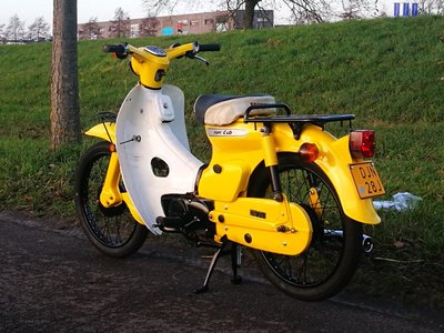 Honda C50 K1 Japans (44) Geel, met kenteken