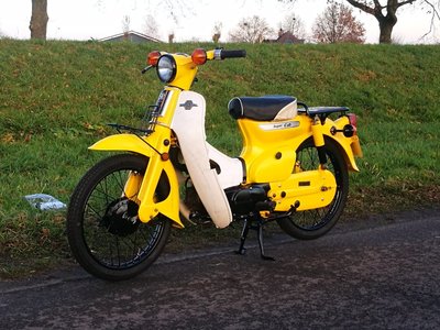 Honda C50 K1 Japans (44) Geel, met kenteken