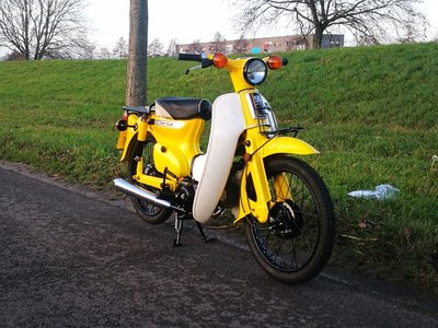 Honda C50 K1 Japans (44) Geel, met kenteken